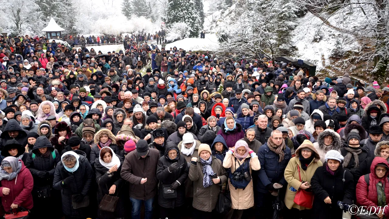 Circa 10.000 de pelerini la Mănăstirea Prislop, la 28 de ani de la moartea părintelui Arsenie Boca: Până şi o păsărică aici îmi face impresia că e părintele