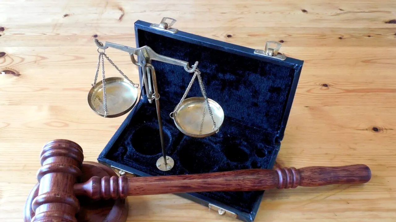 A amenințat un procuror și un judecător chiar în sala de judecată. Un bărbat de 33 de ani, arestat preventiv