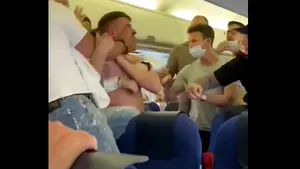 Doi britanici au fost bătuţi într-un avion care zbura spre Ibiza. Au refuzat să poarte mască şi au agresat ceilalţi pasageri