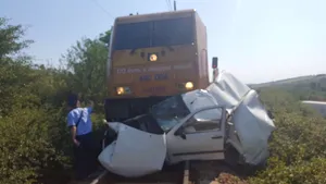 FOTO | Două persoane au murit în urma unui accident la trecere la nivel cu calea ferată în judeţul Mehedinţi