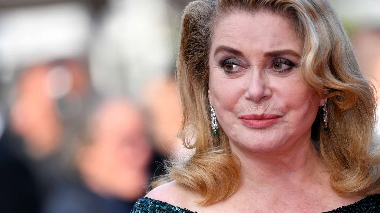 Catherine Deneuve, internată într-un spital din Paris. Actriţa franceză este în „stare gravă