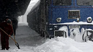 Poliţistul din Gara Lehliu care a găzduit călători rămaşi blocaţi într-un tren, avansat în grad