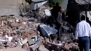 Cutremur puternic în estul Turciei. Mai multe clădiri s-au prăbuşit. Bilanţul ar putea ajunge până la 1.000 de morţi - VIDEO, FOTO