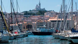 Orașul-port considerat „comoara ascunsă” a Mediteranei, la doar 17 euro zborul