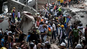 IMAGINILE ZILEI - CUTREMUR ÎN MEXIC | O şcoală s-a prăbuşit peste elevi în timpul orelor, iar cel puţin 21 de copii au murit. Eforturi pentru salvarea supravieţuitorilor care dau mesaje de sub ruine 