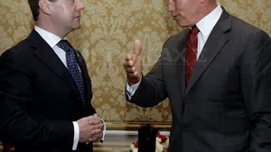 Medvedev merge cu Schwarzenegger la schi
