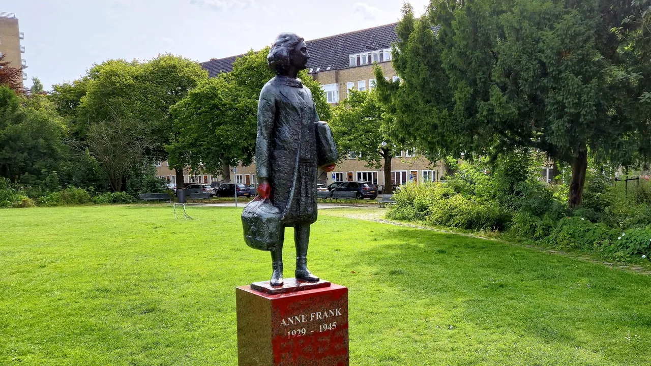 Statuia Annei Frank din Amsterdam a fost vandalizată cu graffiti pro-palestinieni