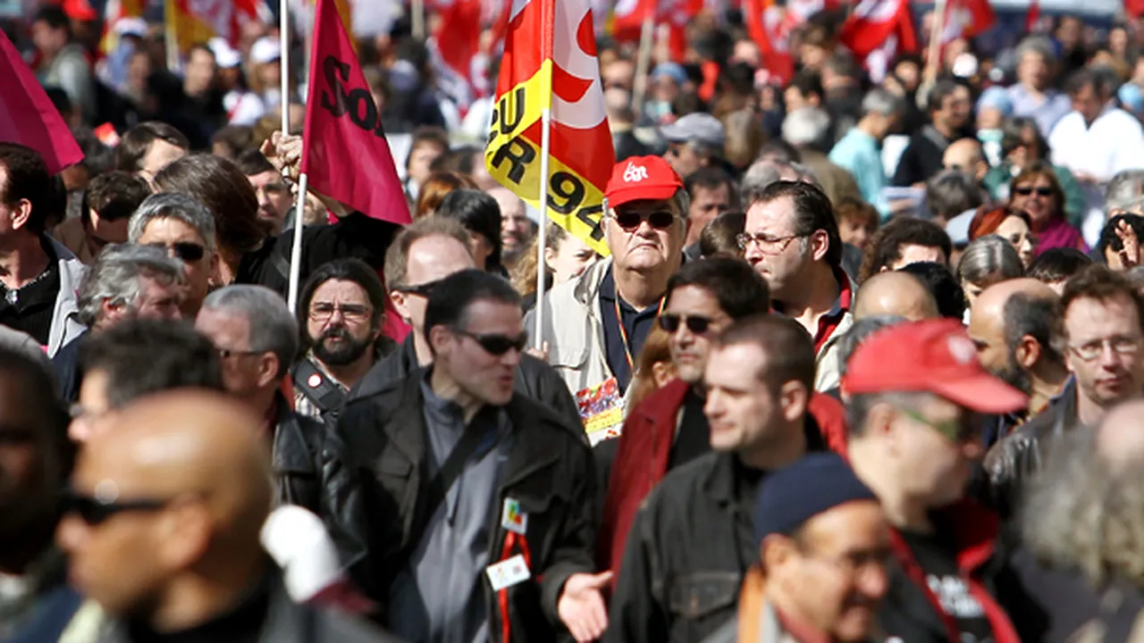 Greve şi manifestaţii în Franţa, după înfrângerea electorală a partidului aflat la putere