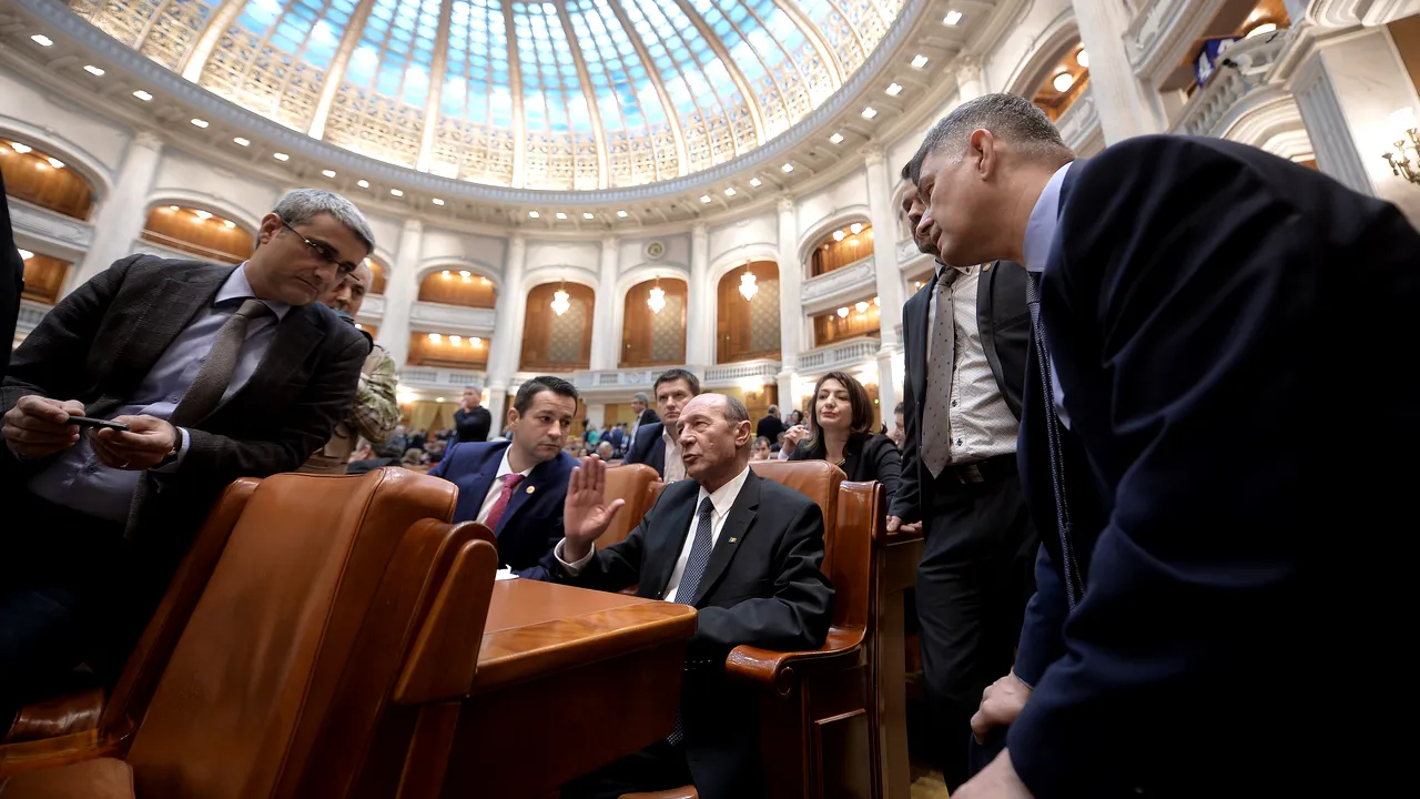 Sedinţa Camerei Deputaţilor, marcată de controverse: PNL a cerut abrogarea OUG, PMP sancţionarea USR