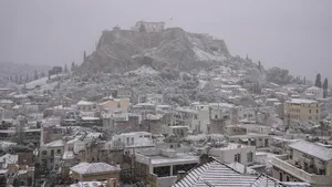 Grecia şi Turcia au fost lovite de furtuna Elpida. Drumuri, şcoli şi aeroporturi închise. Atena sub zăpadă