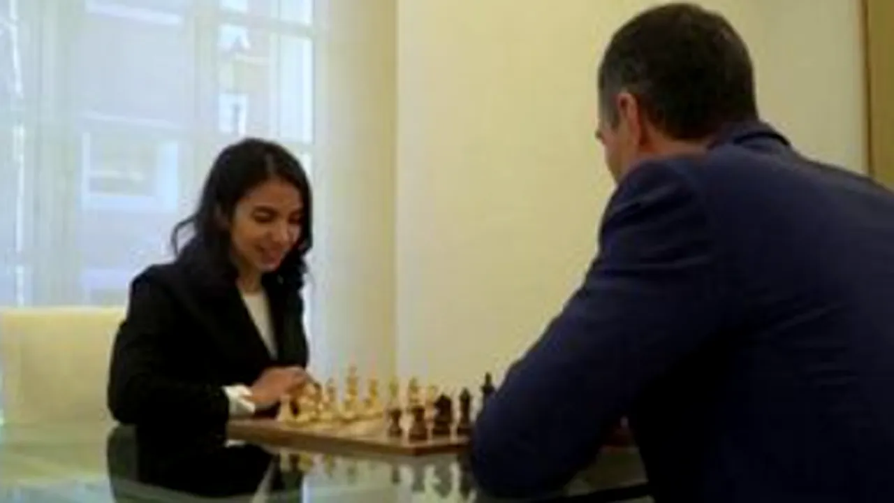 Meci de şah între premierul spaniol Sanchez şi Sara Khadem, sportiva care a stârnit Iranul jucând fără văl


