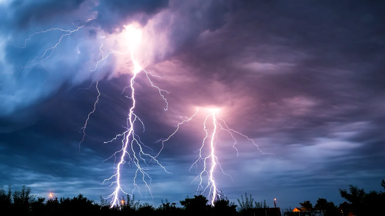 Informare meteorologică: Ploi şi vânt în toată ţara până miercuri seara