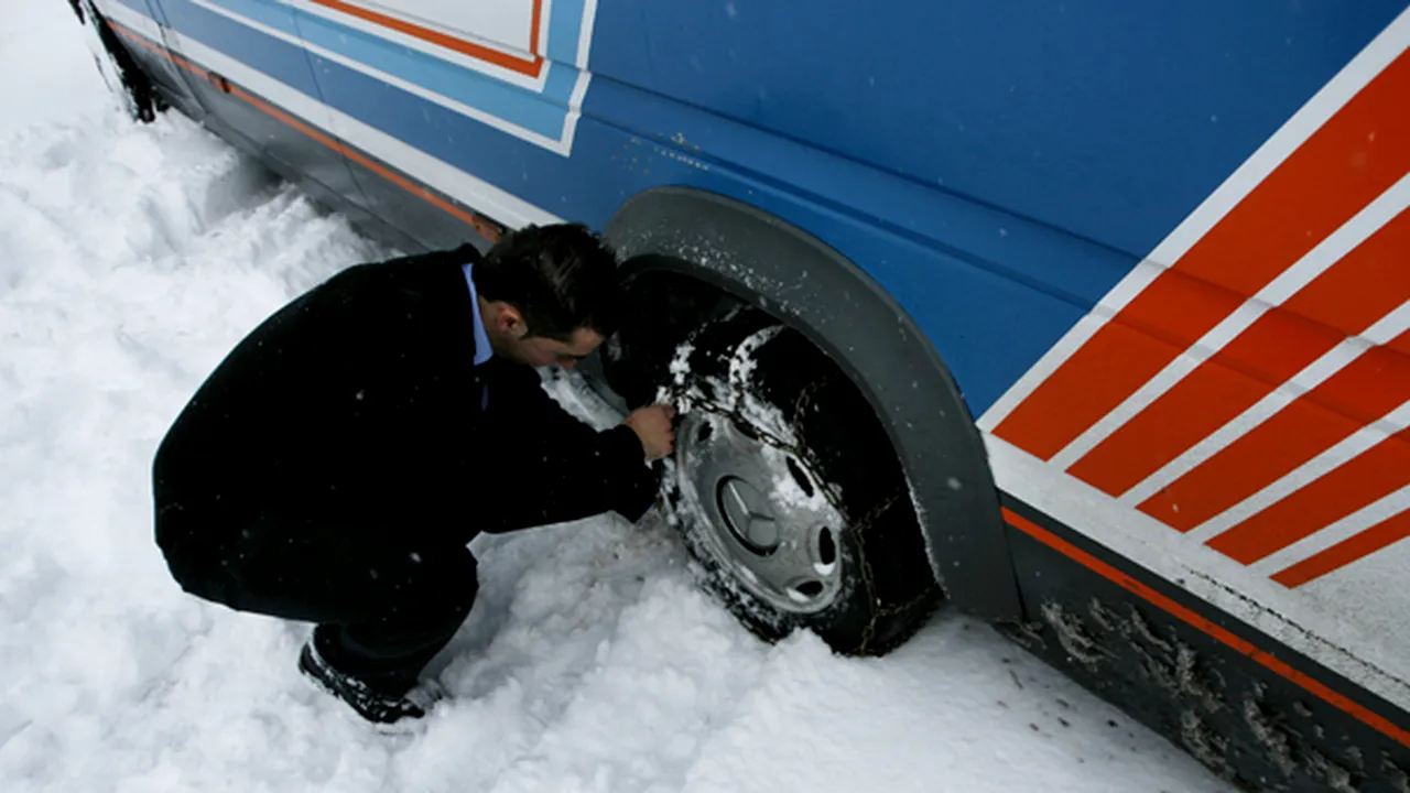 Vrancea: trei persoane au rămas înzăpezite şi un autocar a ieşit de pe şosea