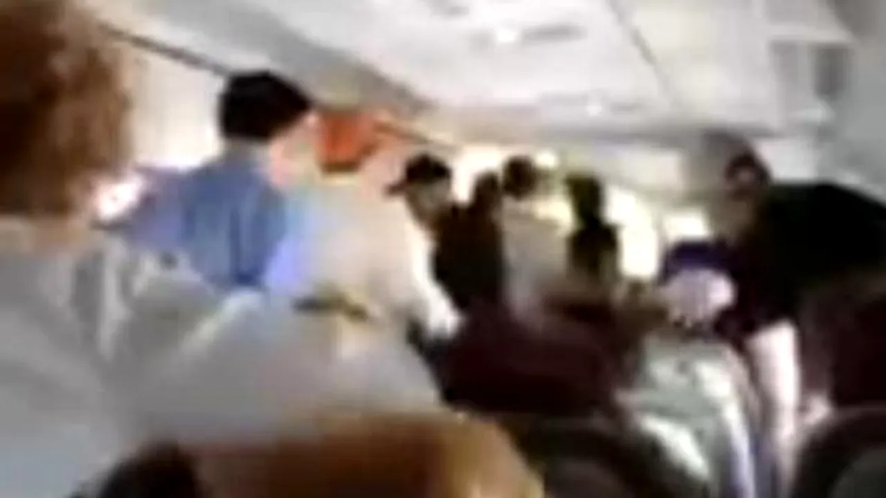 PANICĂ la mii de metri înălţime: Pilotul unui avion a ALERGAT PE CORIDOR şi le-a spus pasagerilor că se vor PRĂBUŞI - VIDEO