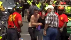 FOTO, VIDEO | Stare de URGENŢĂ în Virginia: O maşină a intrat în mulţimea prezentă la un miting al naţionaliştilor albi/ Un deces şi cel puţin 35 de răniti/ Un elicopter al Poliţiei s-a prăbuşit, iar doi ofiţeri au murit