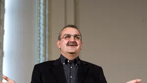 Mitrea îşi face campanie la Consiliul Naţional, cu bannere şi materiale tipărite