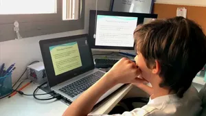 Cluj: Educaţie prin semne, cursuri online pentru elevii cu deficienţe de auz prin limbaj mimico – gestual 