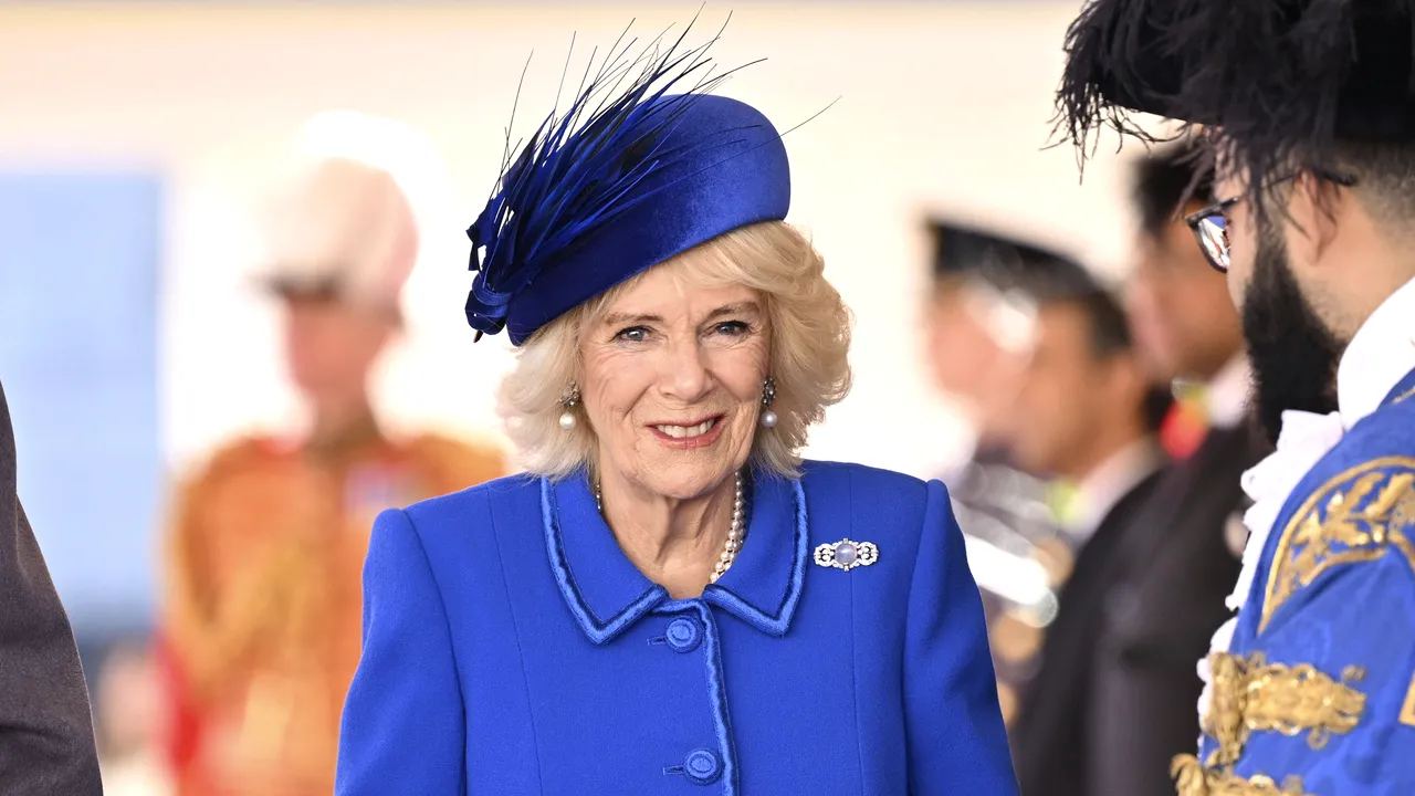 Camilla alege designerul preferat al Prinţesei Diana pentru a-i crea rochia de la încoronare