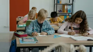 Studiu: Nu diferențele biologice, ci sistemul educațional separă copiii în roluri prestabilite