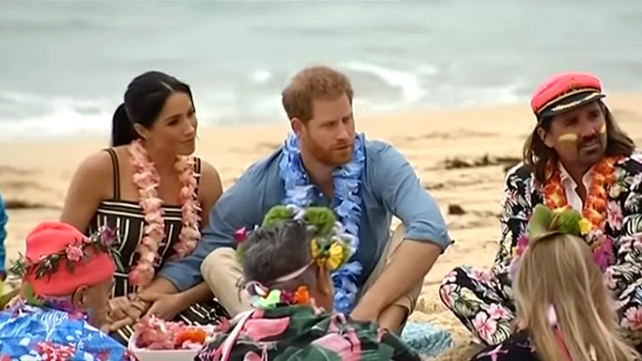 Au renunţat la hainele de PROTOCOL: Prinţul Harry şi Meghan Markle, în picioarele goale pe plajă | VIDEO