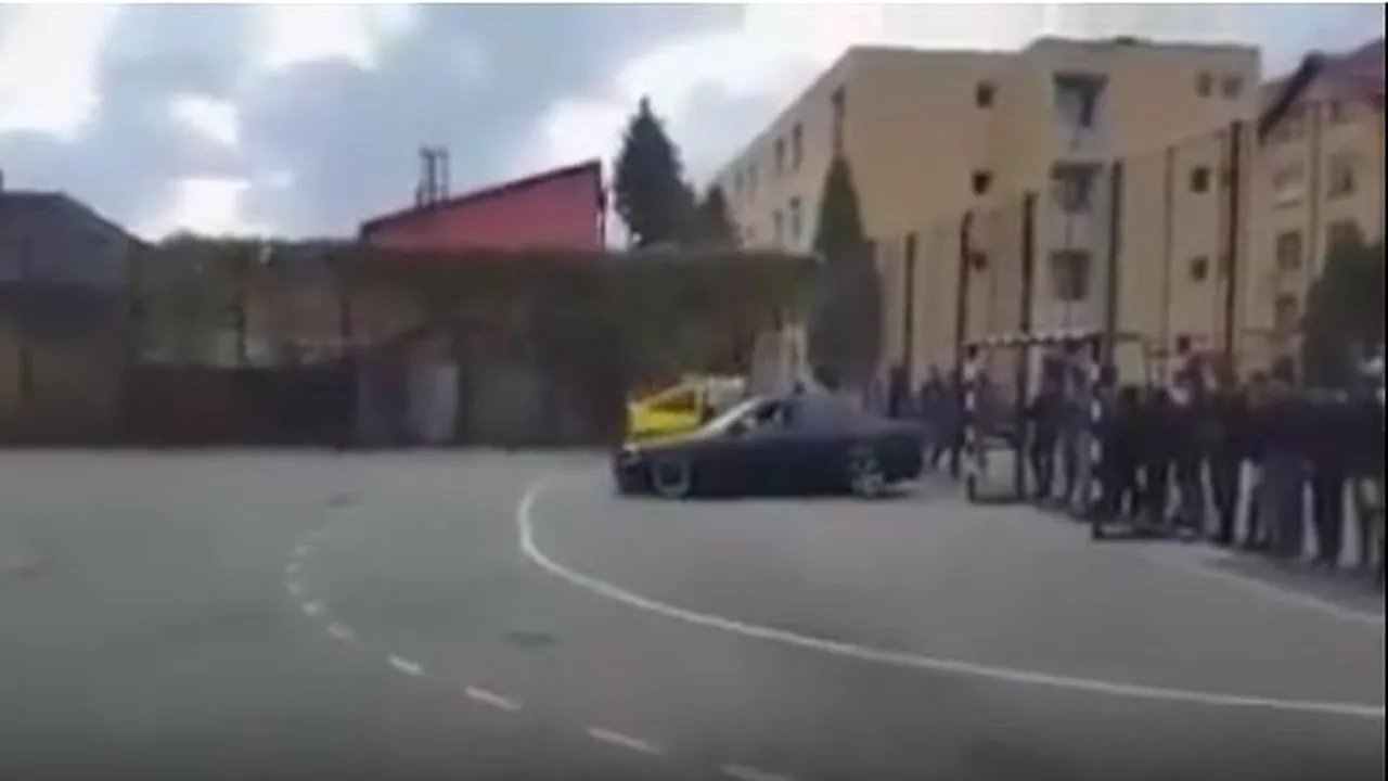 Anchete după ce o maşină în care se află un copil de 8 ani face drifturi în curtea şcolii | VIDEO 