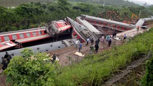 Cel puţin 19 morţi şi 71 de răniţi în urma deraierii unui tren în China - FOTO, VIDEO
