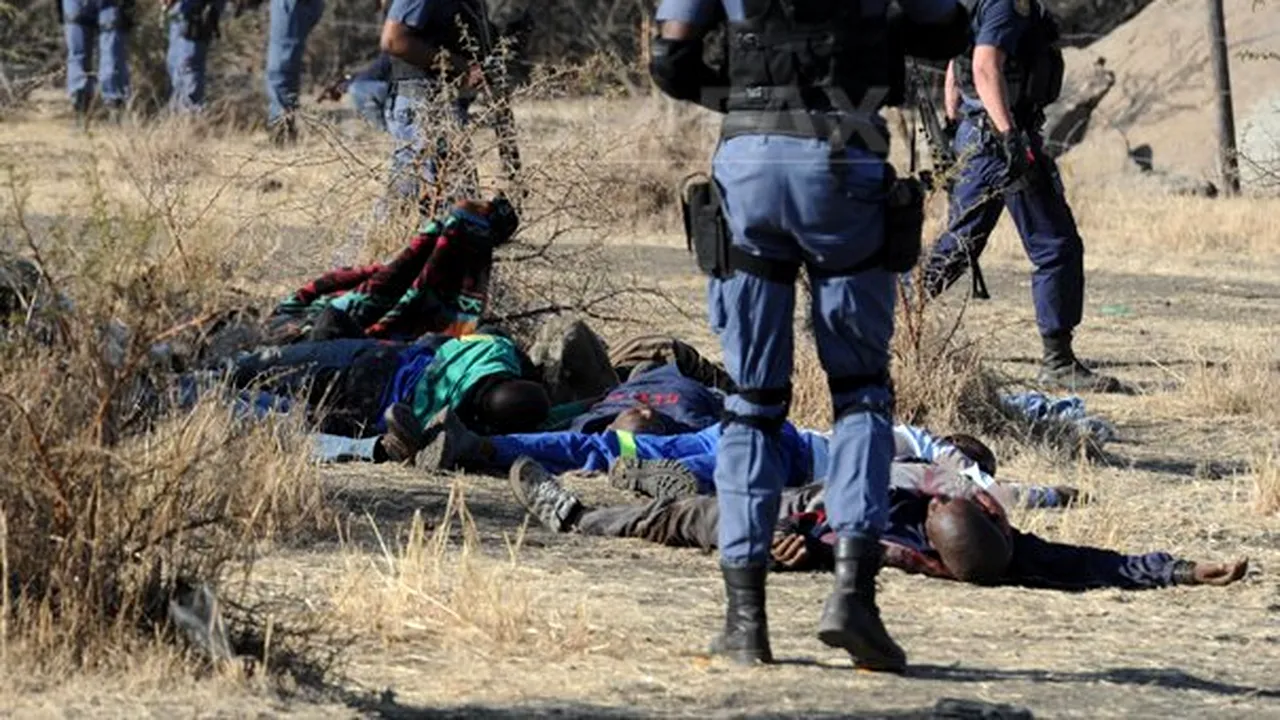 Masacru în Africa de Sud: Peste 30 de persoane au murit în urma unor confruntări la mina din Marikana 