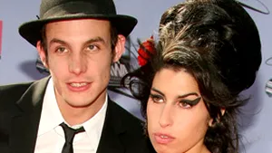 Soţul lui Amy Winehouse, condamnat la 27 de luni de închisoare (Video)