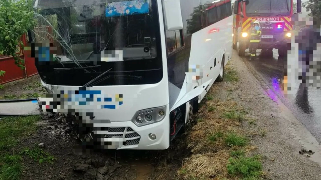 Mureș: Trei copii au ajuns la spital după ce un microbuz a intrat în șanțul de pe marginea drumului