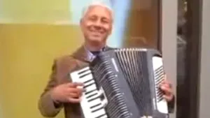 Vezi cum terorizează un acordeonist român locuitorii dintr-un oraş britanic - VIDEO