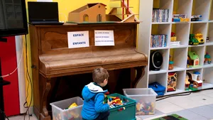 Franţa iese din carantină. Se redeschid mall-urile şi o parte din elevi se întorc la şcoală