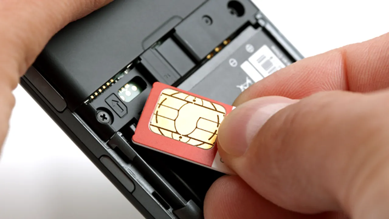 Anchetă după ce un bărbat a găsit pe stradă mai mulţi saci care conţineau cartele telefonice