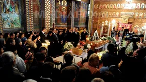 Cortegiul funerar cu trupul neînsufleţit al mamei preşedintelui a pornit spre cimitir