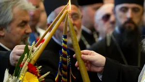 Lumina Sfântă de la Ierusalim a fost adusă în România. Preasfinţitul Părinte Timotei Prahoveanul: E vorba de lumina iubirii