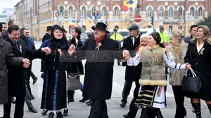 ZIUA UNIRII - Cluj: Sute de oameni s-au prins în Hora Unirii împreună cu oficialităţile locale - GALERIE FOTO