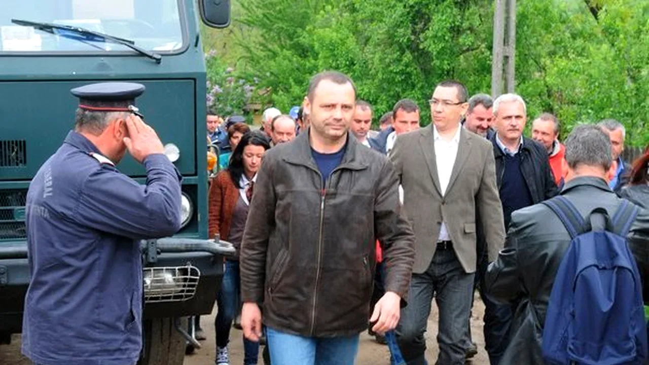 Ponta a vizitat localitatea Bălăciţa, afectată de inundaţii. Premierul le-a promis sinistraţilor bani pentru regularizarea râului ce provoacă probleme - GALERIE FOTO