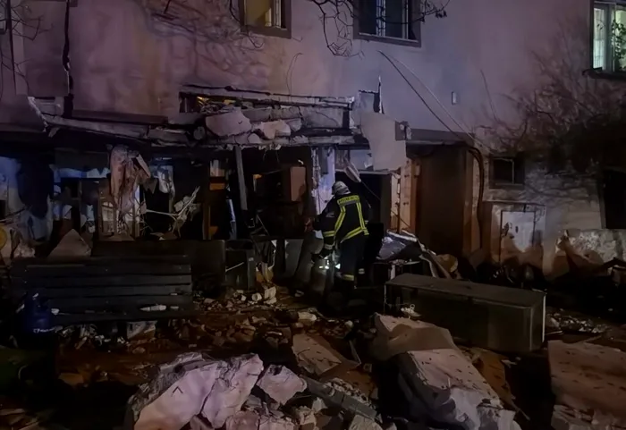VIDEO Explozie într-un bloc de lângă Capitală: intervenție de amploare după deflagrația unei butelii