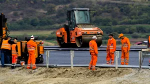 Drulă: lucrările la Lotul 5 de pe autostrada Piteşti - Sibiu încep pe 1 septembrie