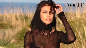 Vogue Italia: Mădălina Ghenea are farmecul mediteranean al Sophiei Loren şi privirea Angelinei Jolie - GALERIE FOTO