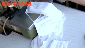 Lecţia solidarităţii. Profesorii care fac măşti de protecţie şi le oferă gratuit spitalelor