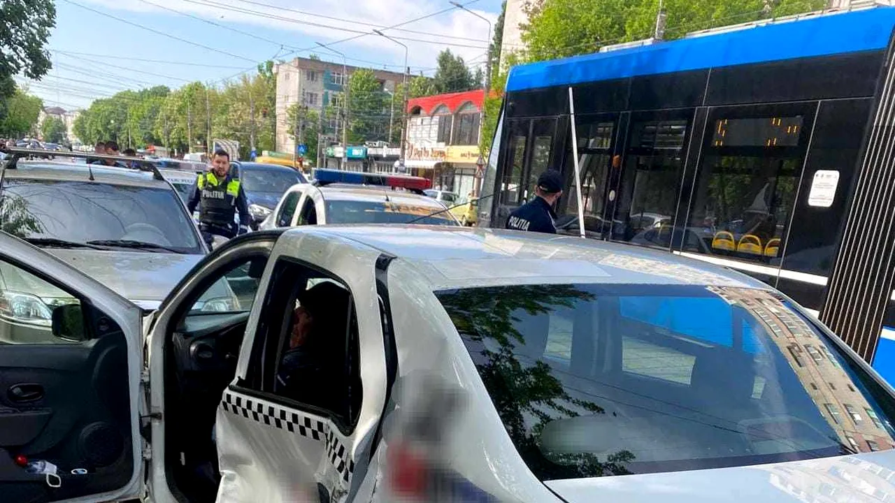 Un tramvai a lovit un taxi al cărui şofer nu s-a asigurat când a schimbat direcţia