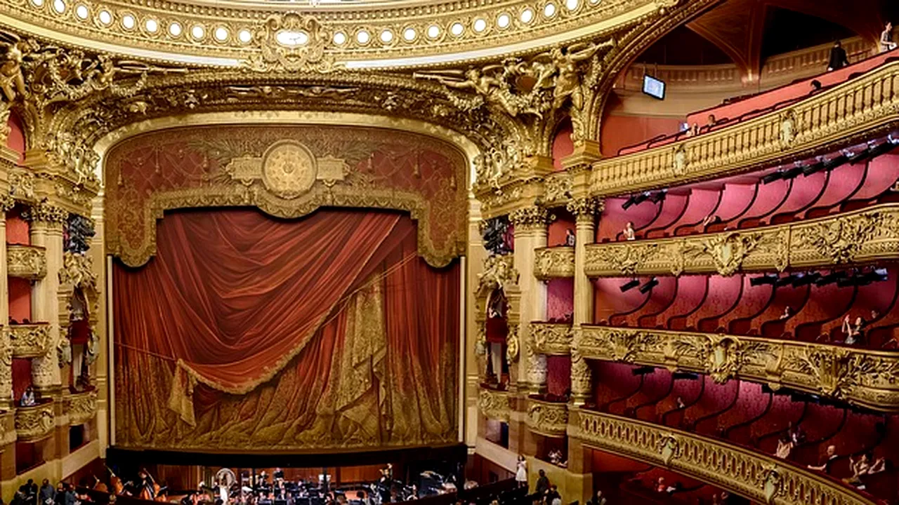 La teatru, în costumul lui Adam: La Paris s-a jucat prima piesă pentru un public complet dezbrăcat/ De ce au venit spectatorii cu prosoapele de acasă | FOTO