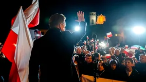 Turul I de alegeri din Polonia tras la indigo cu cel din România. Unul dintre finaliști este primarul Varșoviei