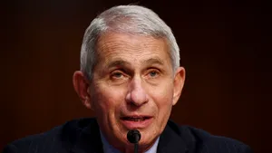 Anthony Fauci, principalul epidemiolog al Casei Albe, anunţă: Noile date arată că vaccinurile anti-COVID sunt mai puţin eficiente împotriva noilor tulpini ale coronavirusului