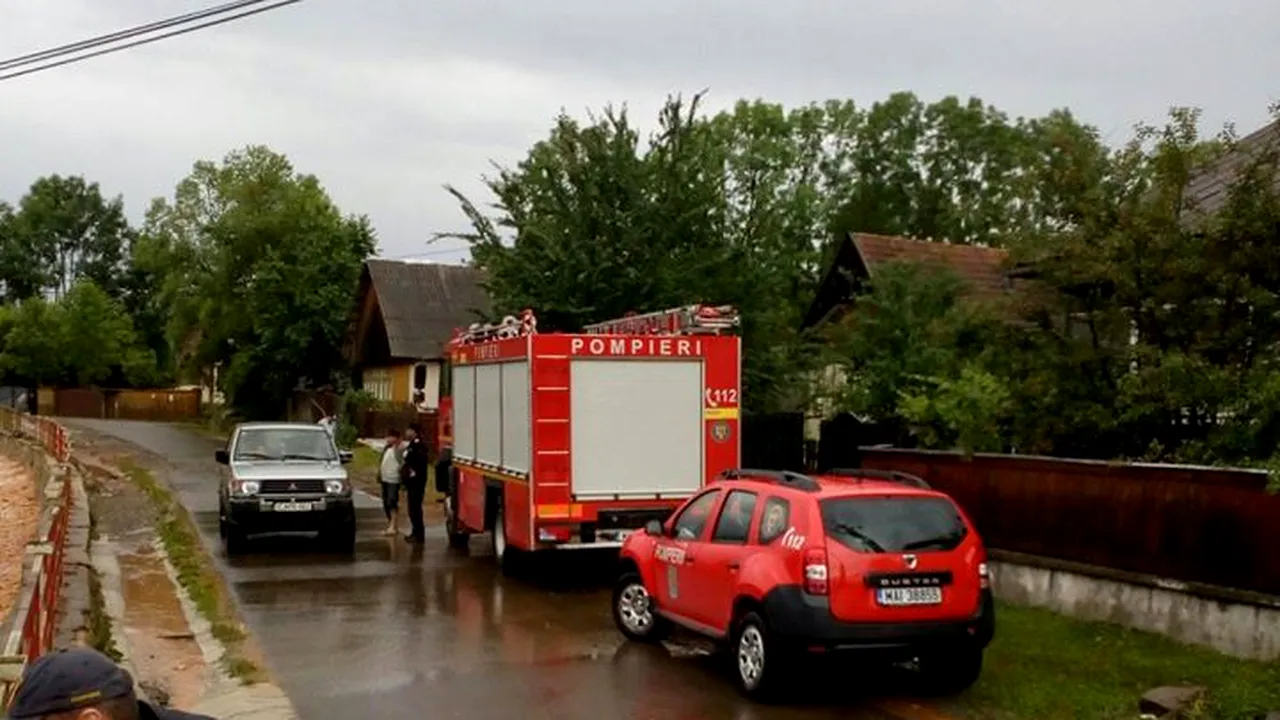 Zeci de curţi şi subsoluri inundate în urma precipitaţiilor abundente în judeţul Cluj