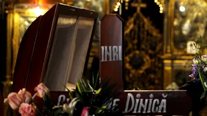 Zeci de persoane şi-au luat rămas bun, joi, de la Gheorghe Dinică - GALERIE FOTO