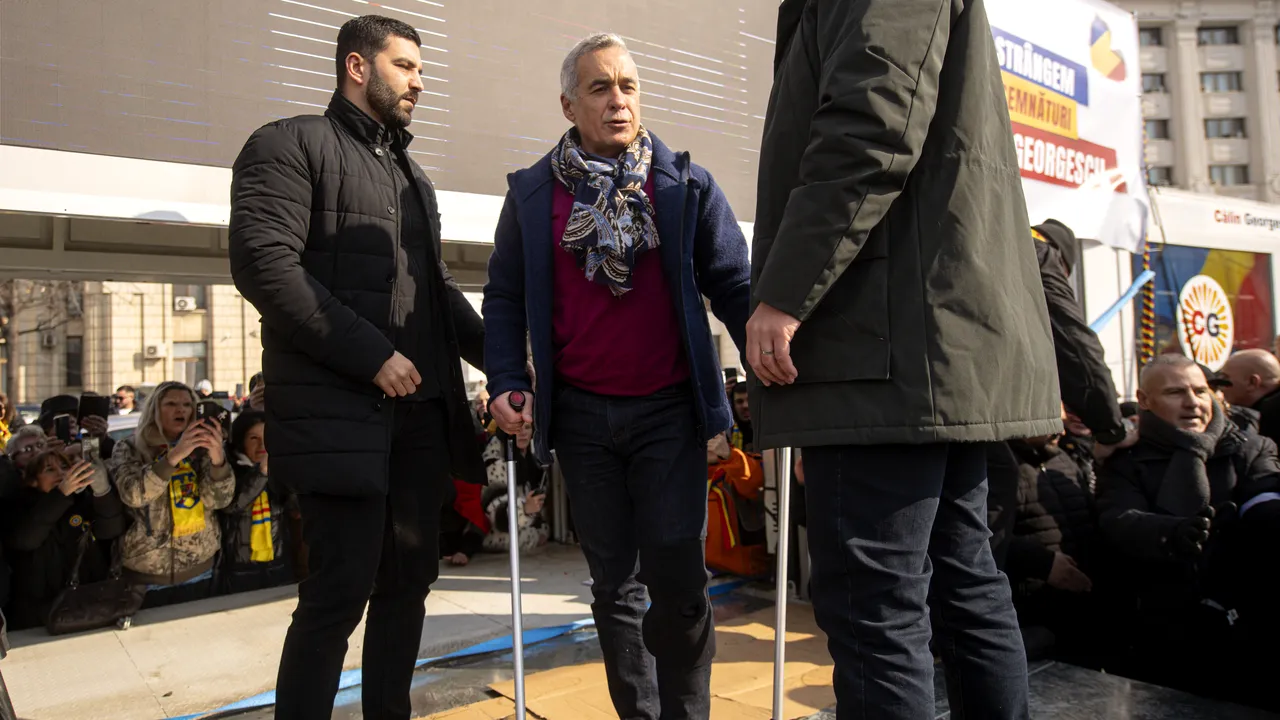 Călin Georgescu a ajuns în cârje în Piaţa Constituţiei: Am avut o mică intervenţie la genunchi