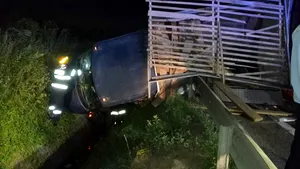Accident grav în Sibiu: Cinci persoane, între care un copil, rănite după ce un TIR a lovit o autocamionetă | FOTO