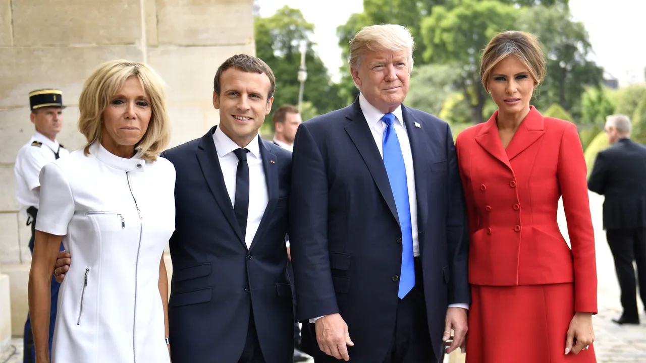 VIDEO Trump, înregistrat în timp ce o complimenta pe soţia preşedintelui Macron: “Ştii, te menţii foarte bine”