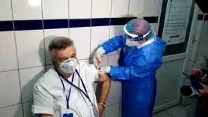 Sorin Rugină, prima persoană vaccinată anti-Covid-19 la Constanţa, la distanţă de 48 de ani după ce s-a imunizat împotriva variolei